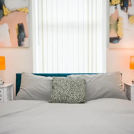 Apartment Stylish One-bedroom With Free Parking Sleeps 4 *