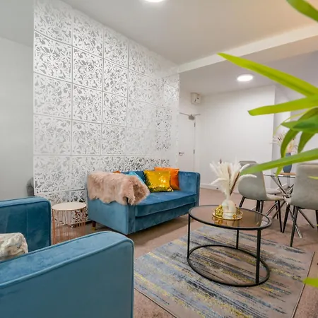 Apartment Stylish One-bedroom With Free Parking Sleeps 4 *