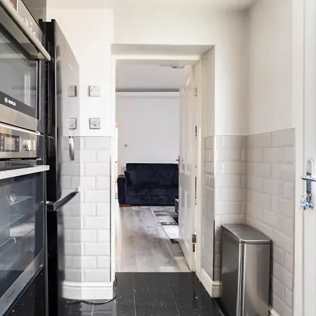 Hotel 3 Bedroom House With Modern Interior, Close To The Etihad Stadium *