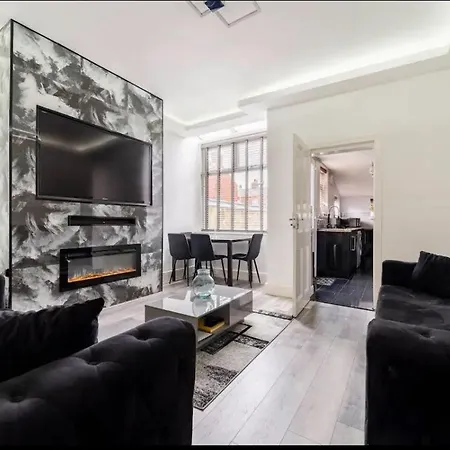 Appartement 3 Bedroom House With Modern Interior, Close To The Etihad Stadium