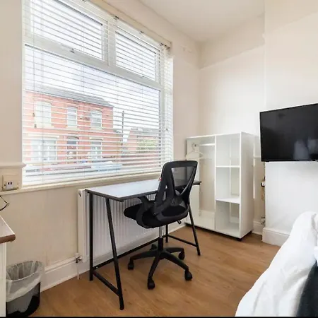 3 Bedroom House With Modern Interior, Close To The Etihad Stadium Manchester