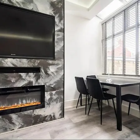 3 Bedroom House With Modern Interior, Close To The Etihad Stadium