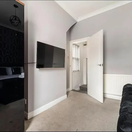 Appartement 3 Bedroom House With Modern Interior, Close To The Etihad Stadium