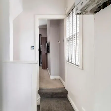 Appartement 3 Bedroom House With Modern Interior, Close To The Etihad Stadium