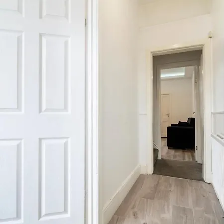 3 Bedroom House With Modern Interior, Close To The Etihad Stadium