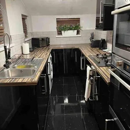 Appartement 3 Bedroom House With Modern Interior, Close To The Etihad Stadium