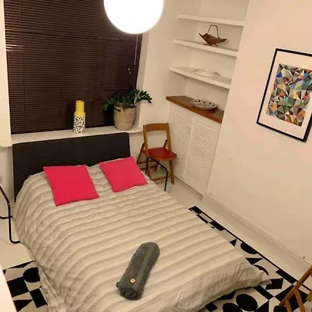 Apartment Stylish House & Garden On Quiet Road. Easy Free Parking. *