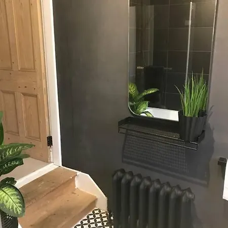 Stylish House & Garden On Quiet Road. Easy Free Parking. Manchester