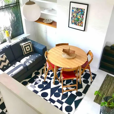 Stylish House & Garden On Quiet Road. Easy Free Parking.