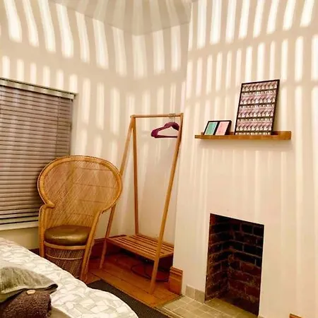 Apartment Stylish House & Garden On Quiet Road. Easy Free Parking. *