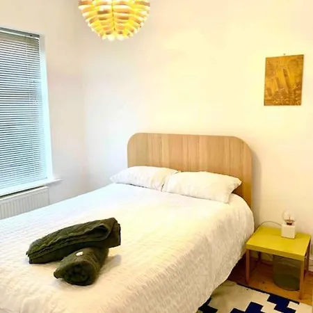 Apartment Stylish House & Garden On Quiet Road. Easy Free Parking. *