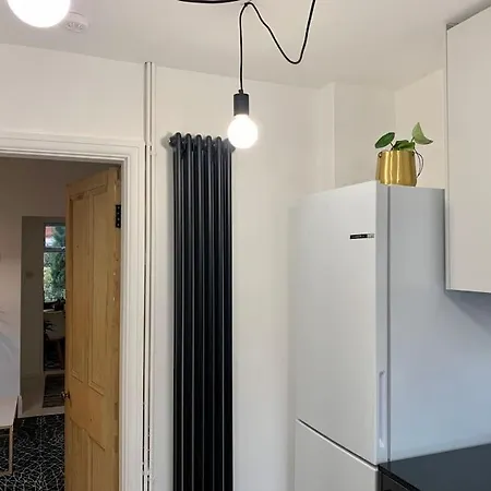 Stylish House & Garden On Quiet Road. Easy Free Parking. Manchester