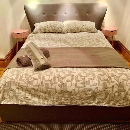 Apartment Stylish House & Garden On Quiet Road. Easy Free Parking. *