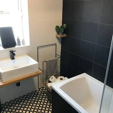 Apartment Stylish House & Garden On Quiet Road. Easy Free Parking.