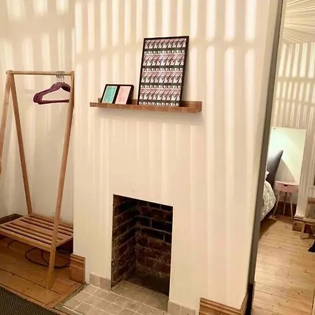 Stylish House & Garden On Quiet Road. Easy Free Parking.