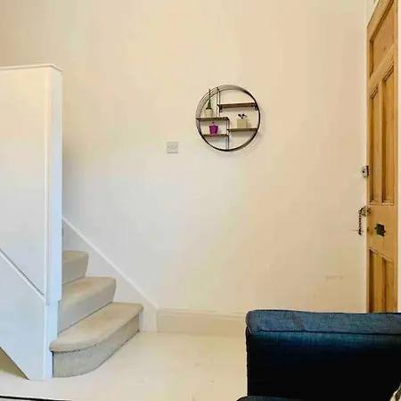 Apartment Stylish House & Garden On Quiet Road. Easy Free Parking.