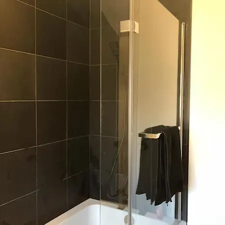 Stylish House & Garden On Quiet Road. Easy Free Parking. Mánchester