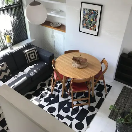 Stylish House & Garden On Quiet Road. Easy Free Parking. Manchester