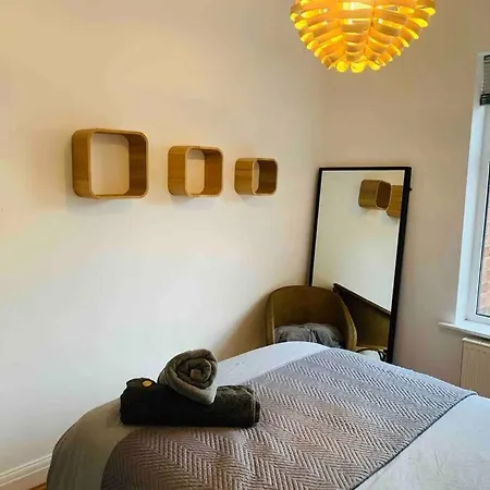 Apartment Stylish House & Garden On Quiet Road. Easy Free Parking.