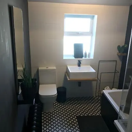 Apartment Stylish House & Garden On Quiet Road. Easy Free Parking. Manchester