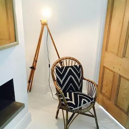Stylish House & Garden On Quiet Road. Easy Free Parking.