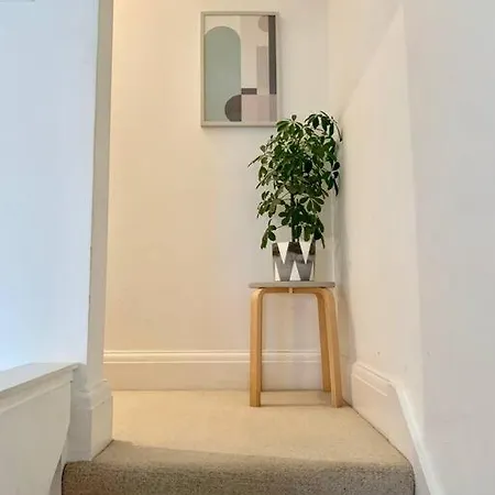 Stylish House & Garden On Quiet Road. Easy Free Parking.