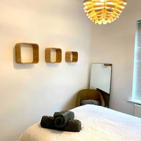 Apartment Stylish House & Garden On Quiet Road. Easy Free Parking. *