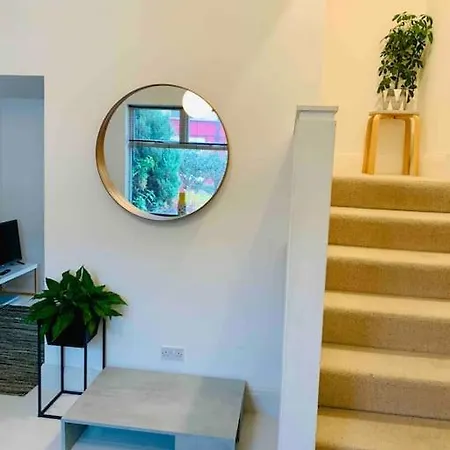 Stylish House & Garden On Quiet Road. Easy Free Parking. Manchester
