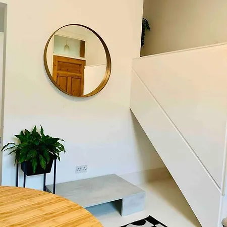 Stylish House & Garden On Quiet Road. Easy Free Parking. Mánchester