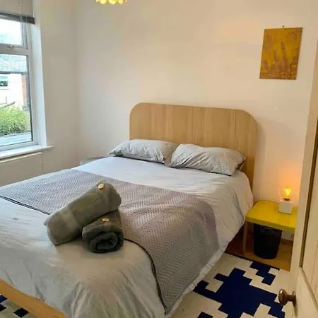 Stylish House & Garden On Quiet Road. Easy Free Parking.