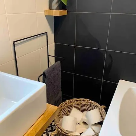 Apartment Stylish House & Garden On Quiet Road. Easy Free Parking.