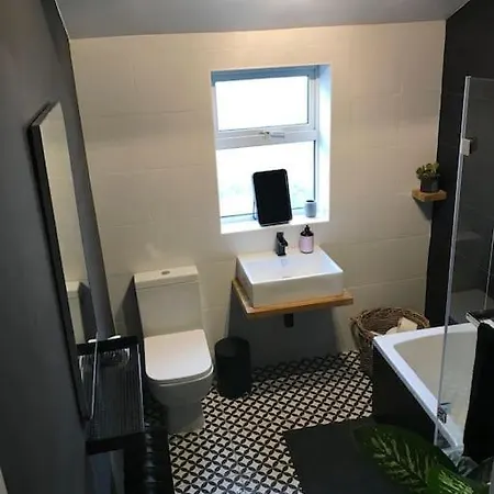 Apartment Stylish House & Garden On Quiet Road. Easy Free Parking. *