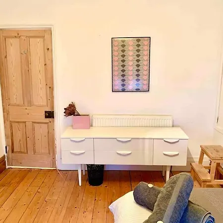 Stylish House & Garden On Quiet Road. Easy Free Parking.