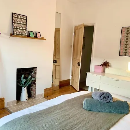 Apartment Stylish House & Garden On Quiet Road. Easy Free Parking. *