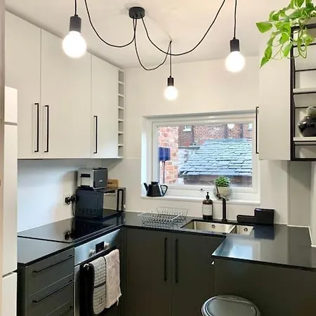 Stylish House & Garden On Quiet Road. Easy Free Parking.