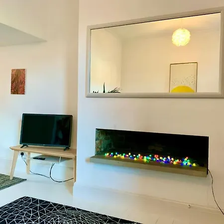 Apartment Stylish House & Garden On Quiet Road. Easy Free Parking. *