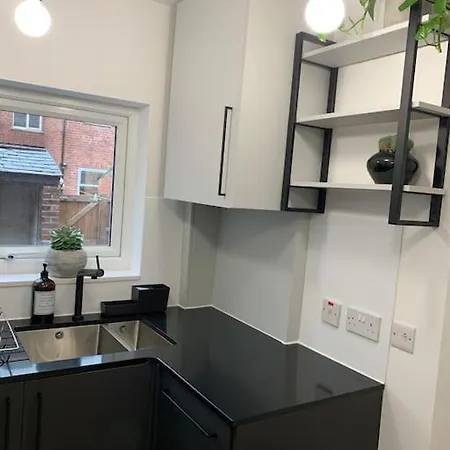 Stylish House & Garden On Quiet Road. Easy Free Parking. Manchester