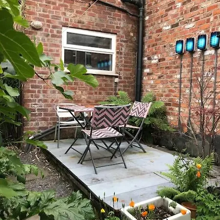 Apartment Stylish House & Garden On Quiet Road. Easy Free Parking. *