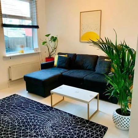 Stylish House & Garden On Quiet Road. Easy Free Parking.