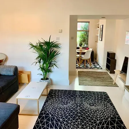 Stylish House & Garden On Quiet Road. Easy Free Parking.