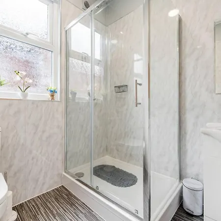 Pass The Keys Urban Oasis - Spacious 4 Bedroom House Close To Manchester