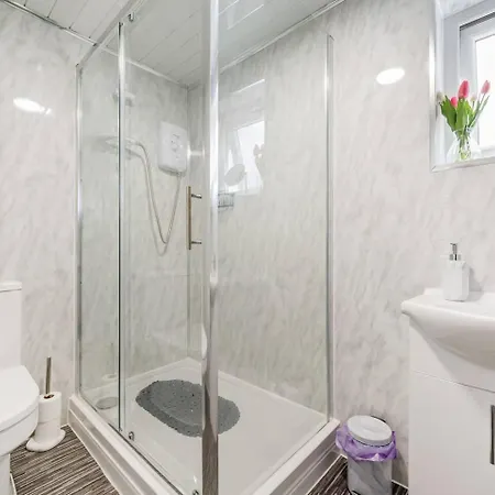 Pass The Keys Urban Oasis - Spacious 4 Bedroom House Close To