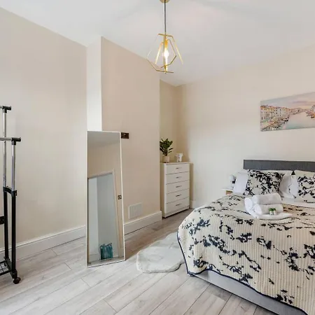 Pass The Keys Urban Oasis - Spacious 4 Bedroom House Close To Manchester