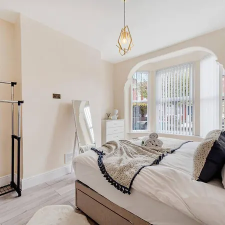 Pass The Keys Urban Oasis - Spacious 4 Bedroom House Close To Manchester