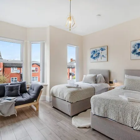 Ferienhaus Pass The Keys Urban Oasis - Spacious 4 Bedroom House Close To