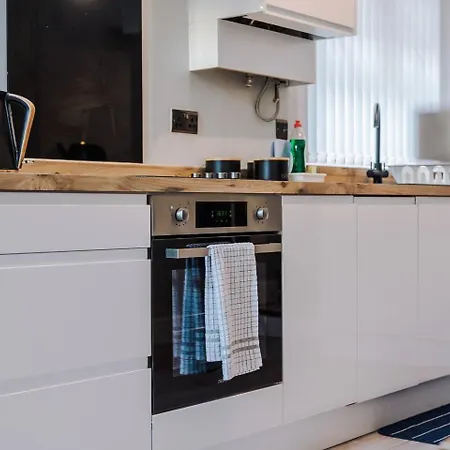 Pass The Keys Urban Oasis - Spacious 4 Bedroom House Close To Manchester