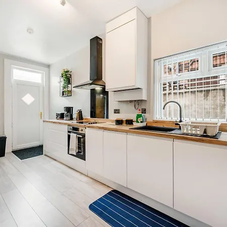 Pass The Keys Urban Oasis - Spacious 4 Bedroom House Close To