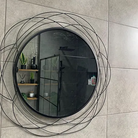 Beautifully Styled 2br With Garden