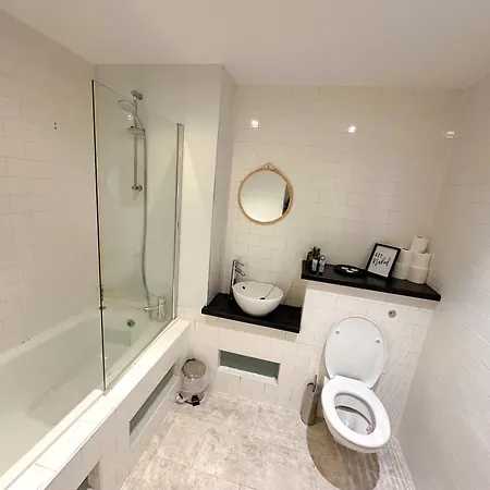 Free Gated Parking - Easy Access - Business Stays Manchester
