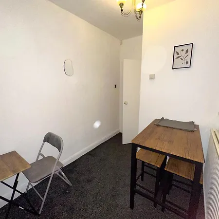 Contractor - Close To Hospital - Relocating Families Manchester